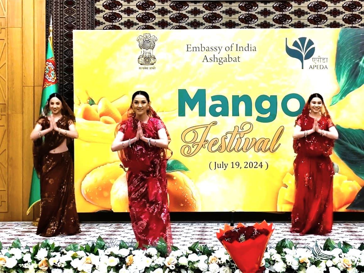 Hindistanyň Aşgabatdaky ilçihanasy şu hepdäniň, anna güni halkara mango festiwalynyň hormatyna açyk we “lezzetli” çäre geçirdi. Her ýylda bellenip dünýäniň dürli künjeklerinden tropiki miweleri söýýänleri bir ýere jemleýän bu baýram, mangonyň hormatlanýan ýeri bolan hindi medeniýetiniň baýlygyny we aşpezlik däplerini ýene bir gezek ýada saldy.