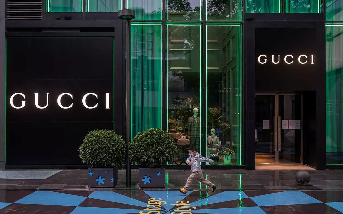 vladelec-brendov-gucci-i-balenciaga-za-den-poteryal-1-mlrd-stoimosti