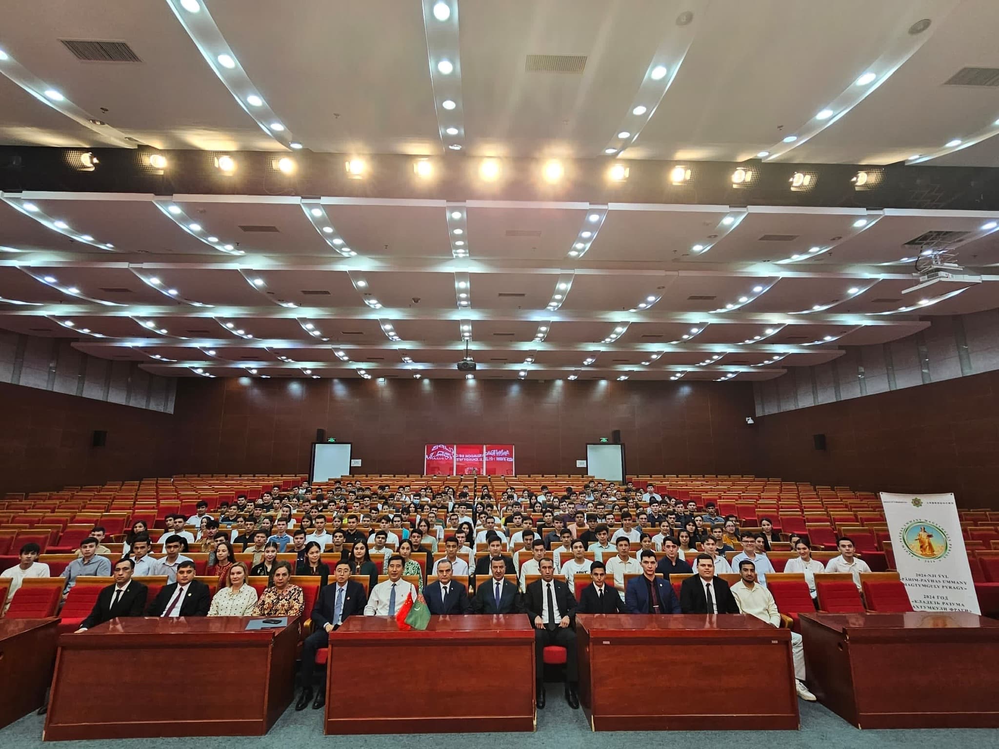 turkmenistanyn-hytaydaky-ilcisi-turkmen-talyplary-bilen-dususdy