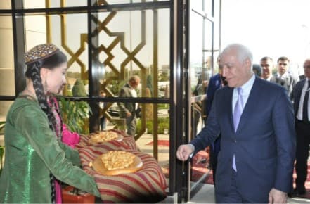 sbornik-stihov-mahtumkuli-fragi-pereveden-na-armyanskij-yazyk