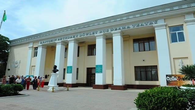 skazki-dramy-i-komedii-kakie-spektakli-pokazhut-v-pushkinskom-teatre-na-etih-vyhodnyh