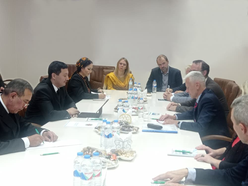 v-ashhabade-sostoyalos-torzhestvennoe-otkrytie-yarmarki-cheshskih-universitetov