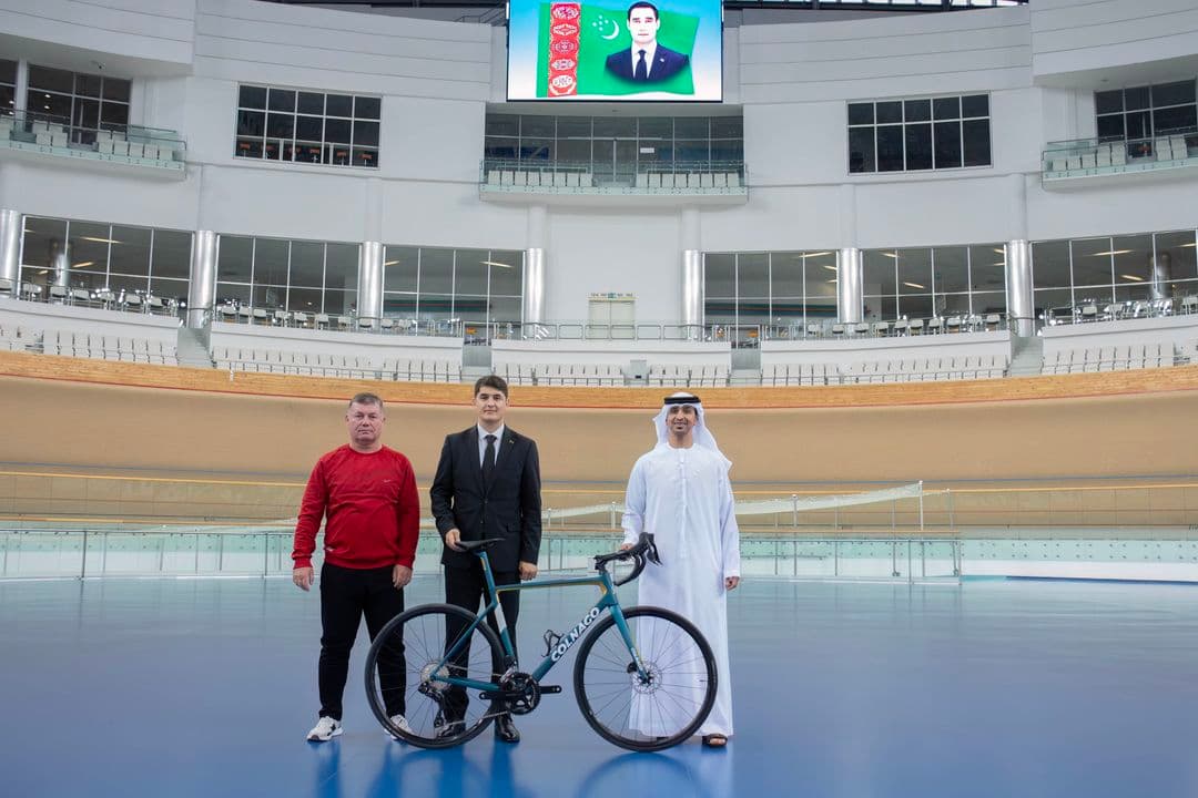 bae-nin-ilcihanasy-turkmenistanyn-welosiped-sporty-boyunca-milli-yygyndysyna-italyan-welosipedini-sowgat-berdi