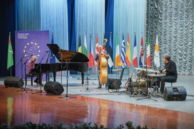 velikolepie-dzhaza-v-ashhabade-proshel-koncert-italyanskogo-trio-antonio-flinta