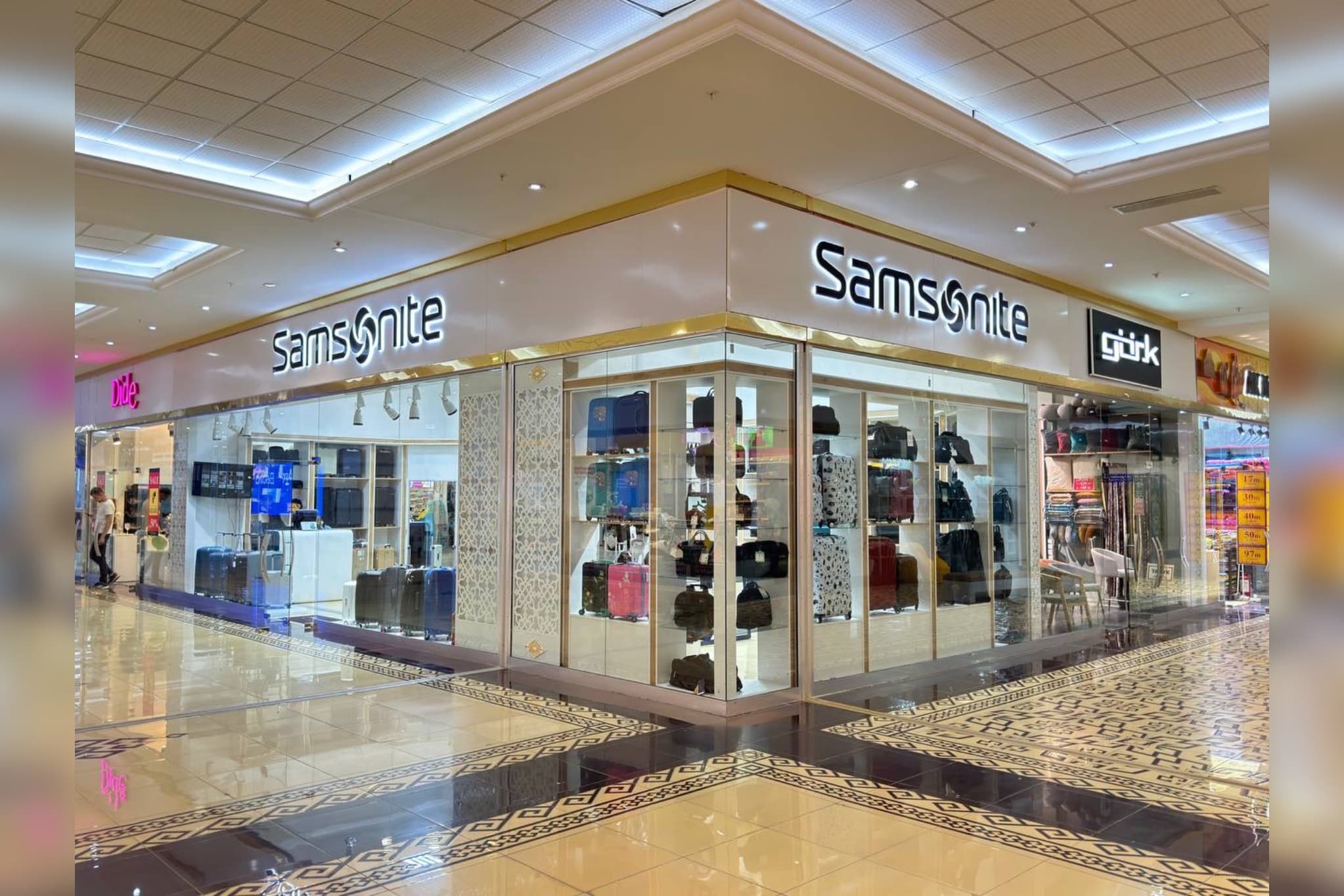 samsonite-store-berkarar-trading-center-gives-gifts