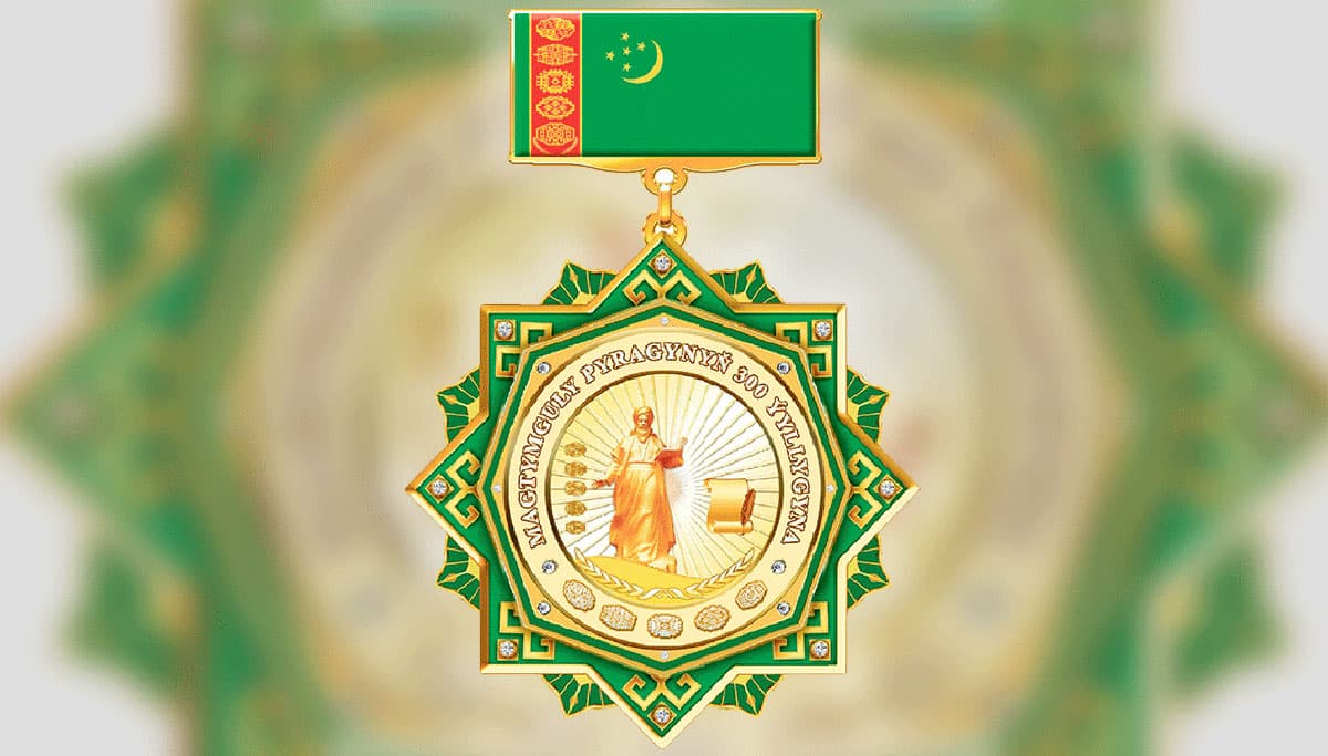 prezident-turkmenistana-nagradil-nacionalnogo-lidera-turkmenskogo-naroda-yubilejnoj-medalyu-magtymguly-pyragynyn-300-yyllygyna