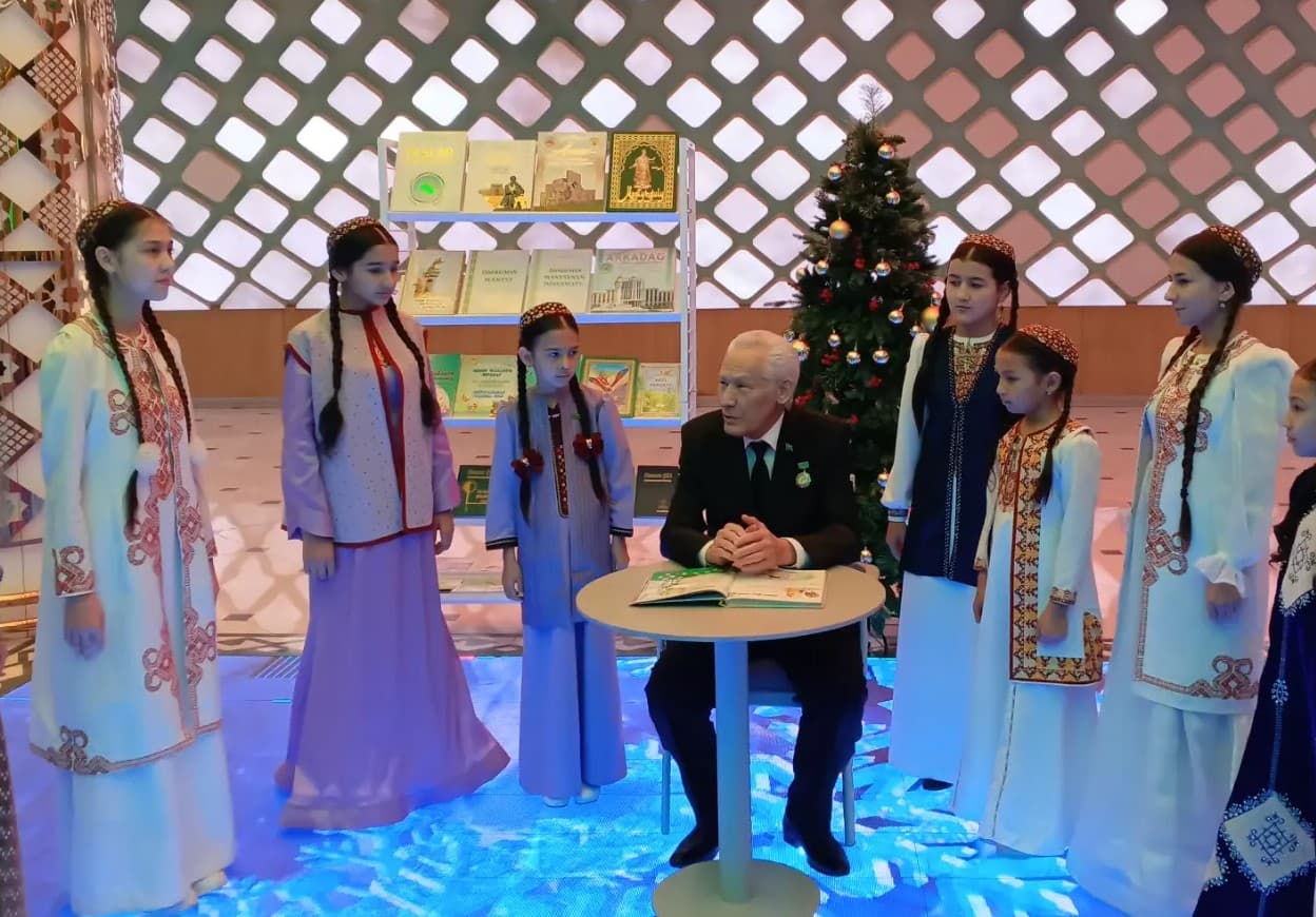 teatrdan-sekilli-gosga-cenli-yazyjy-hemra-sirowyn-doredijilik-meyilnamalary