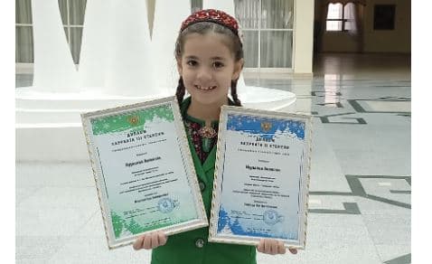 talantlivaya-pianistka-iz-turkmenistana-stala-obladatelnicej-pochyotnogo-zvaniya-na-mezhdunarodnom-konkurse-zimnyaya-skazka