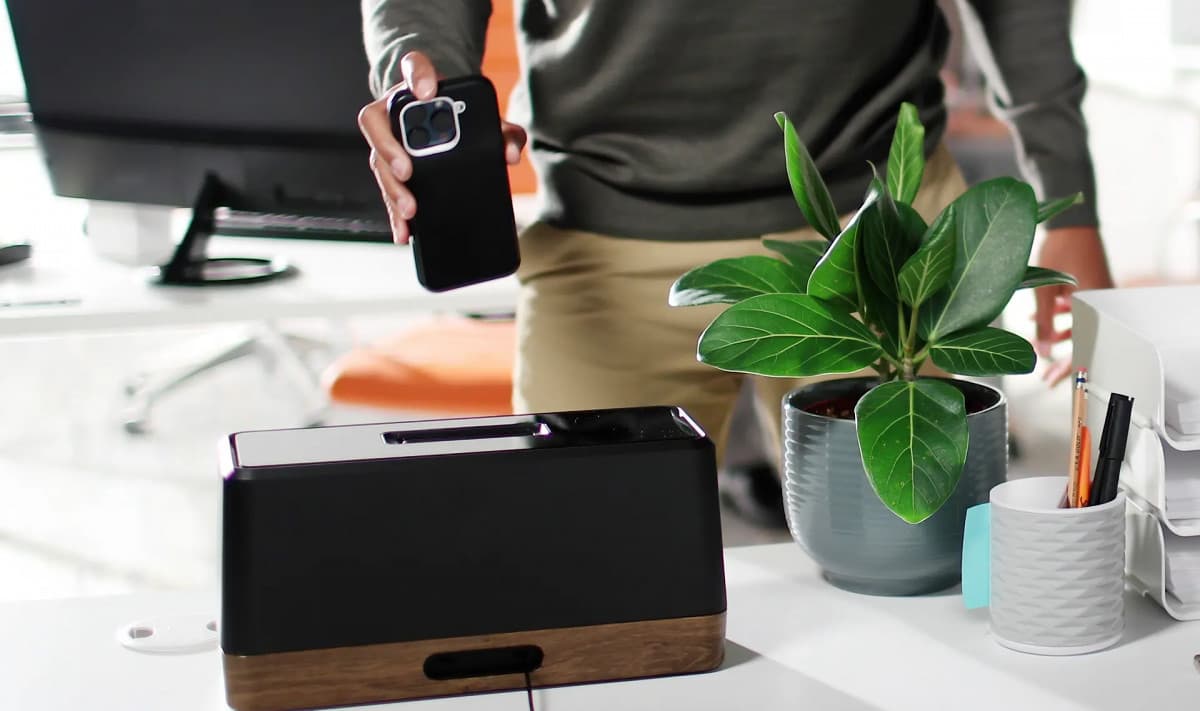 swippitt-ips-desktop-station-will-recharge-your-iphone-just-few-seconds