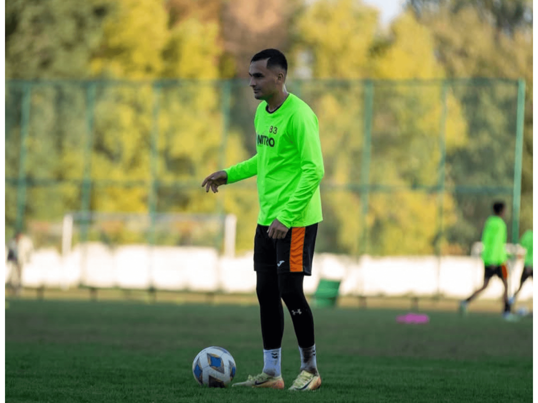 poluzashchitnik-sbornoj-turkmenistana-tejmur-charyev-prisoedinilsya-k-torpedo-belaz