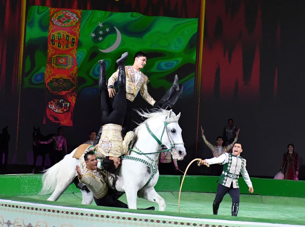 turkmenskaya-konnaya-gruppa-galkynysh-vystupit-na-cirkovom-festivale-v-monako