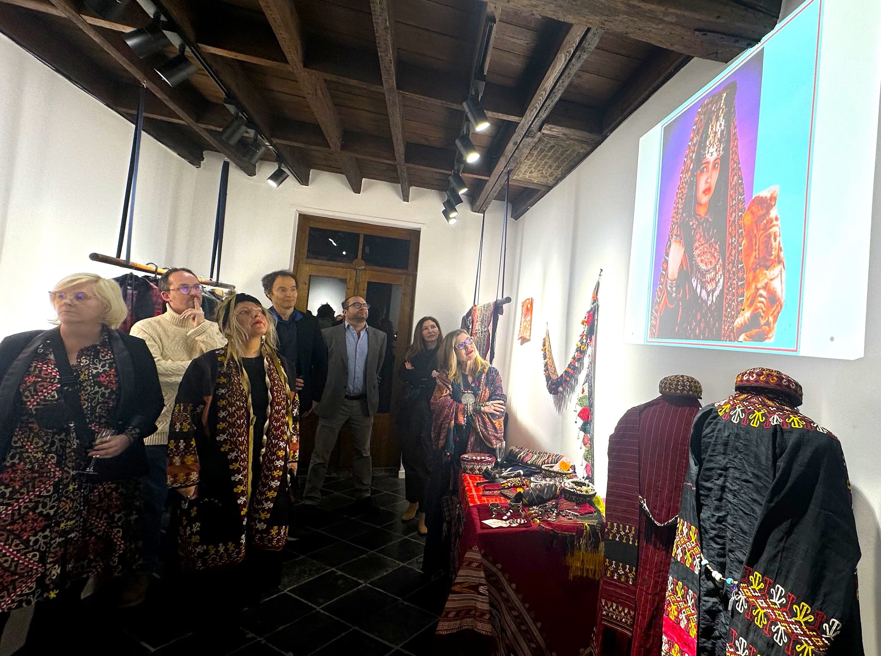 v-bryussele-predstavili-unikalnye-izdeliya-turkmenskogo-iskusstva