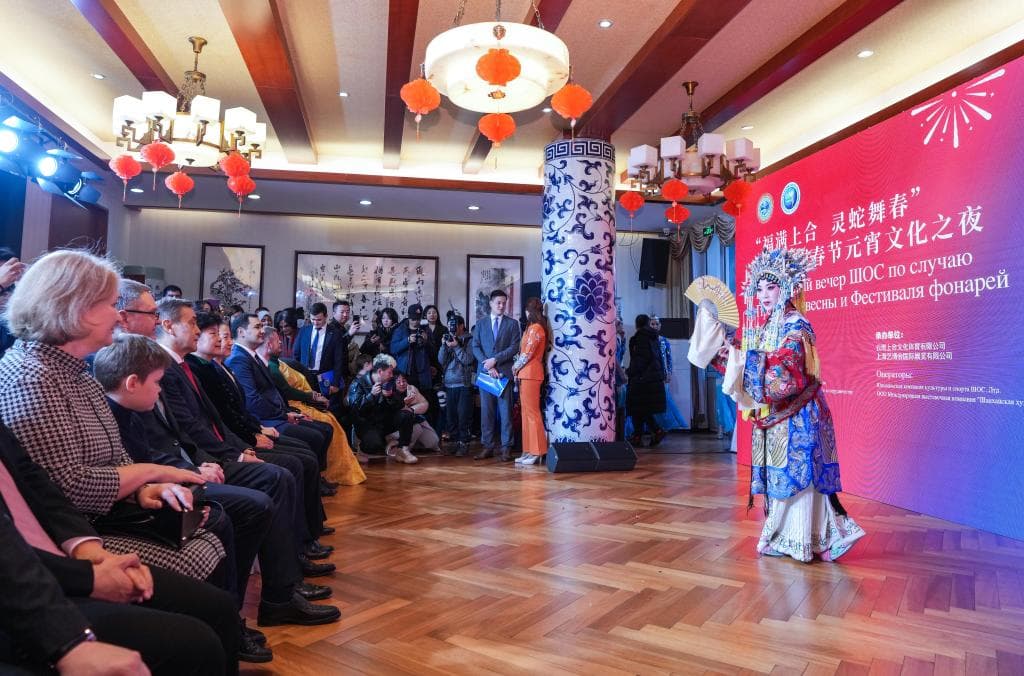 v-pekine-sostoyalsya-kulturnyj-vecher-shos-po-sluchayu-prazdnika-vesny-i-prazdnika-fonarej