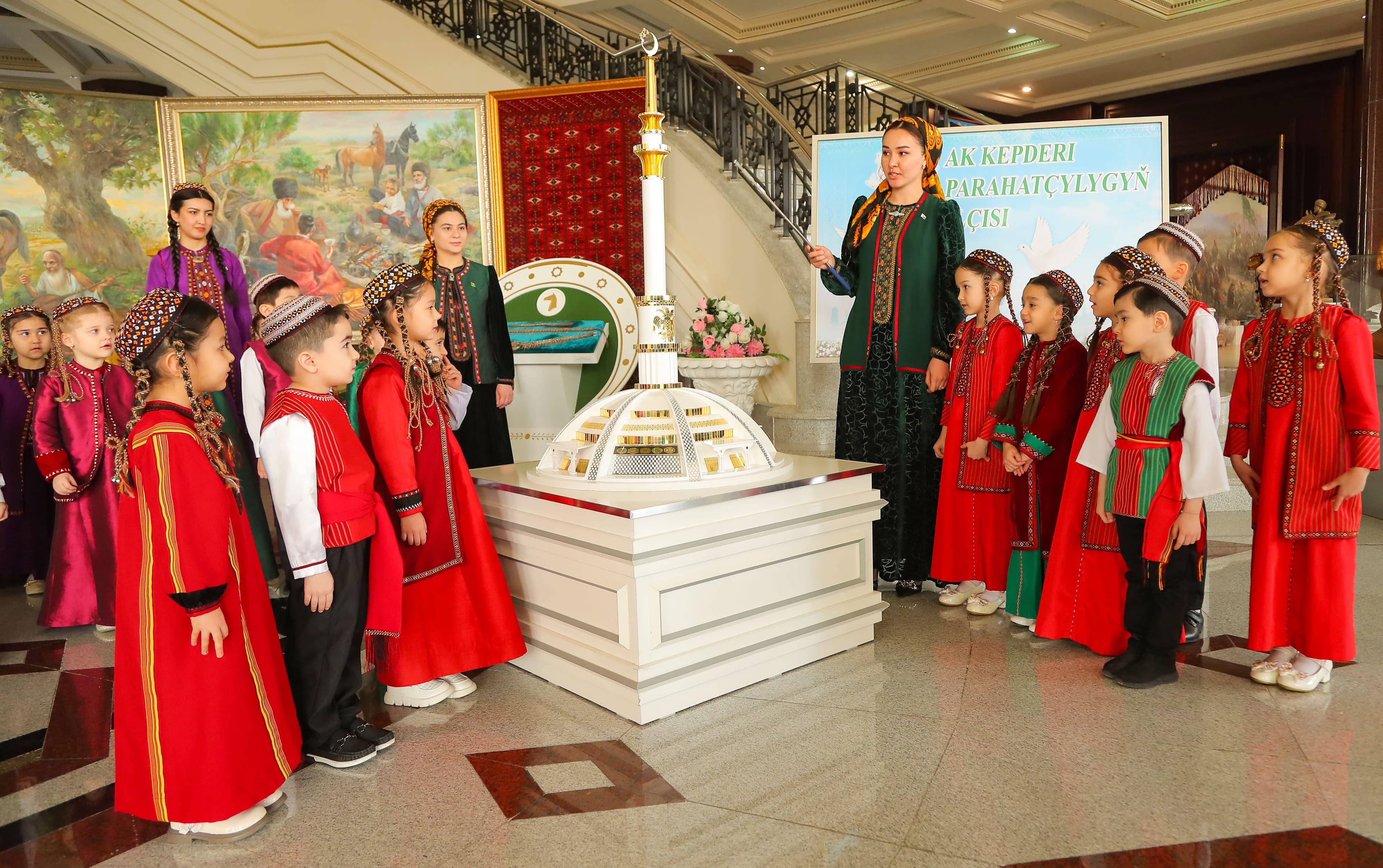 ak-kepderi-parahatcylygyn-ilcisi-yas-nesiller-yylyn-sygaryna-bagyslanan-sergide