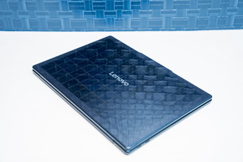 lenovo-unveils-laptop-integrated-solar-panel-lid