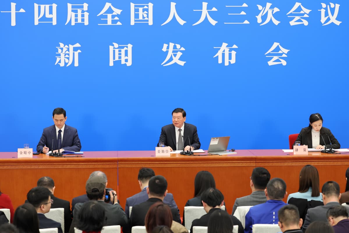 s-tochki-zreniya-tehnologij-ii-bylo-otmecheno-chto-kitaj-v-2024-godu-dostig-ekonomicheskih-uspehov