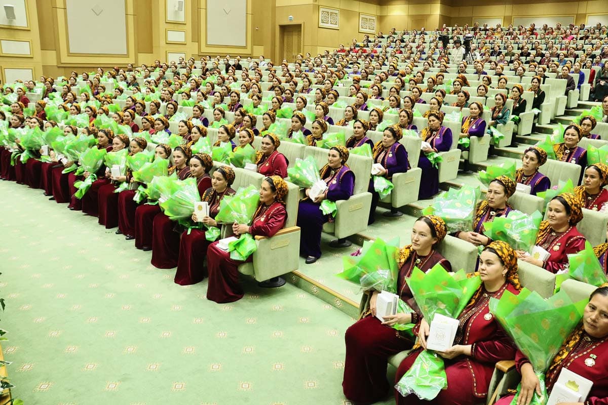 mothers-many-children-were-awarded-honorary-title-ene-mahri