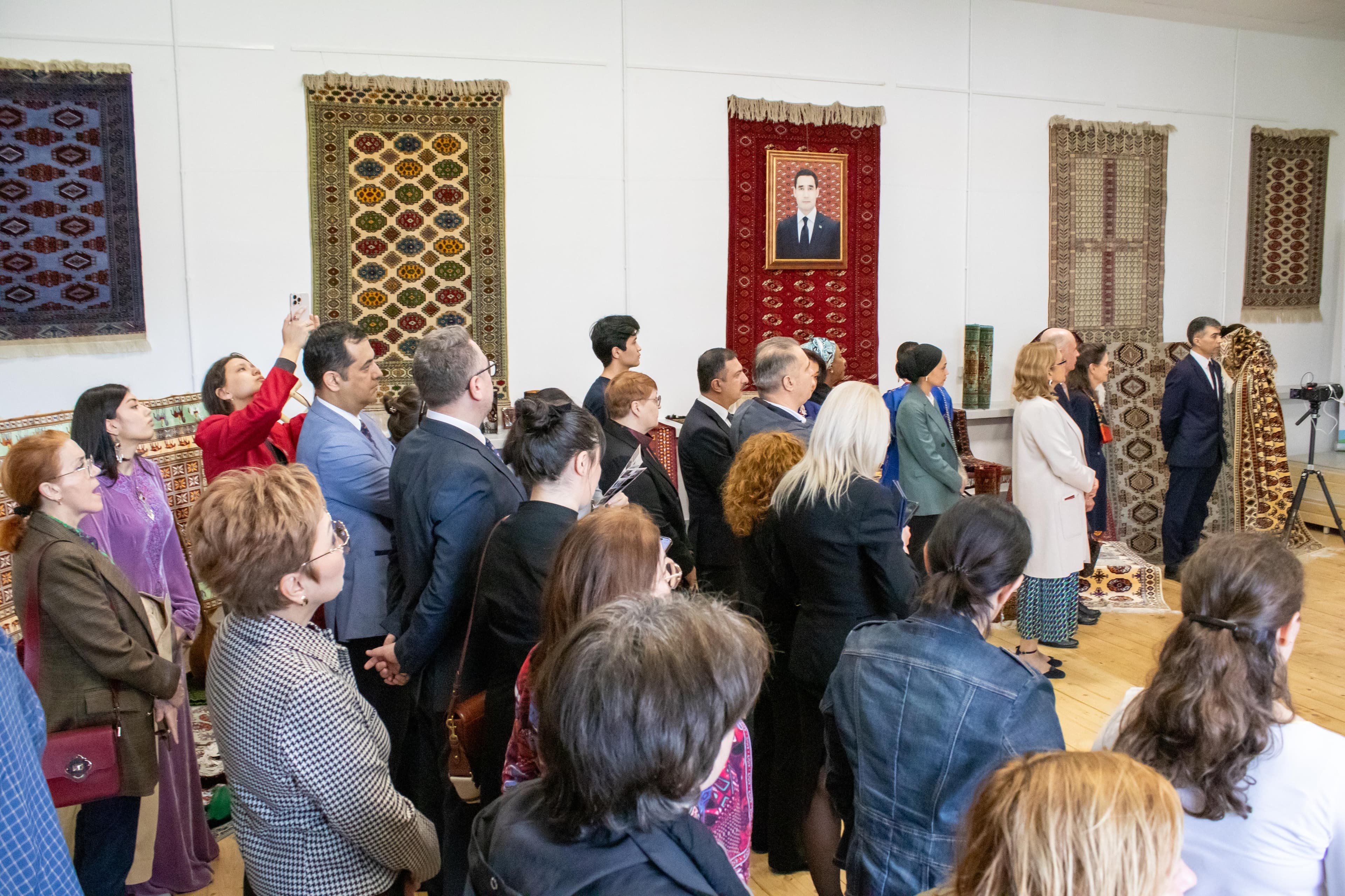 exhibition-turkmen-carpets-opens-romania