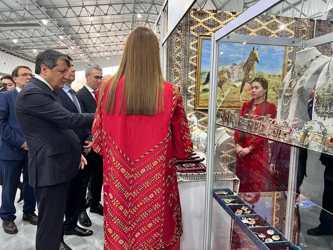 turkmenskie-yuvelirnye-ukrasheniya-privlekli-vnimanie-uchastnikov-na-vystavke-v-tadzhikistane