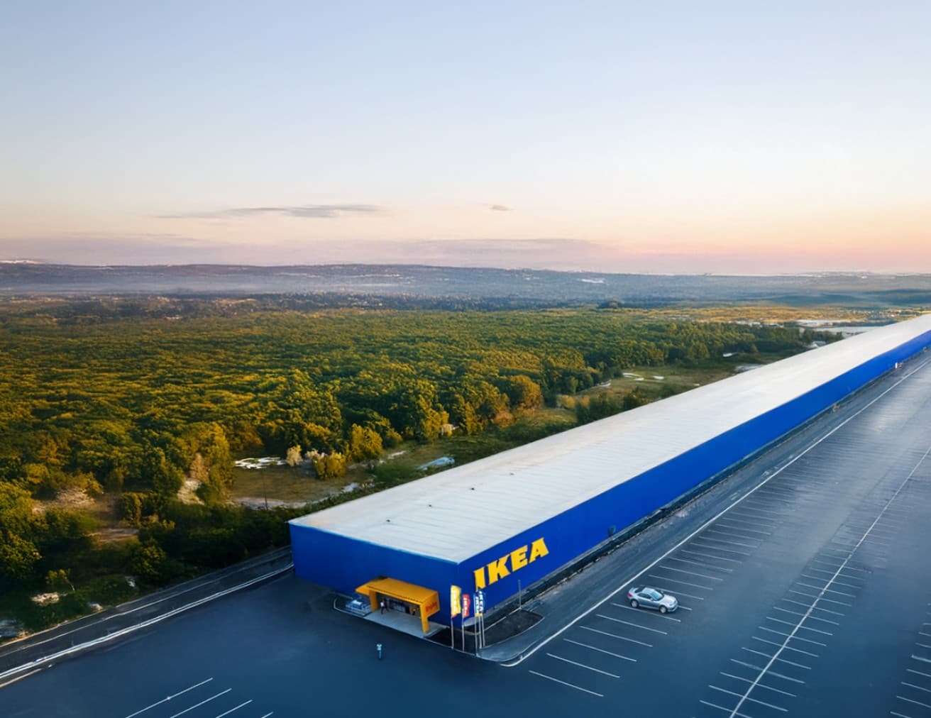 Известная шведская сеть IKEA решила поэкспериментировать с планировками своих фирменных магазинов и попробовать принципиально новый подход, который отойдет от обычной лабиринтной планировки торговых центров шведского ритейлера товаров для дома.