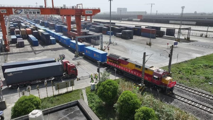 mezhdu-chendu-i-ca-po-opredelennomu-grafiku-stali-kursirovat-gruzovye-poezda