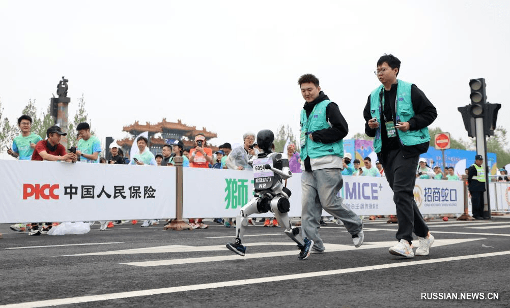 worlds-first-half-marathon-featuring-both-humans-and-robots-took-place-beijing