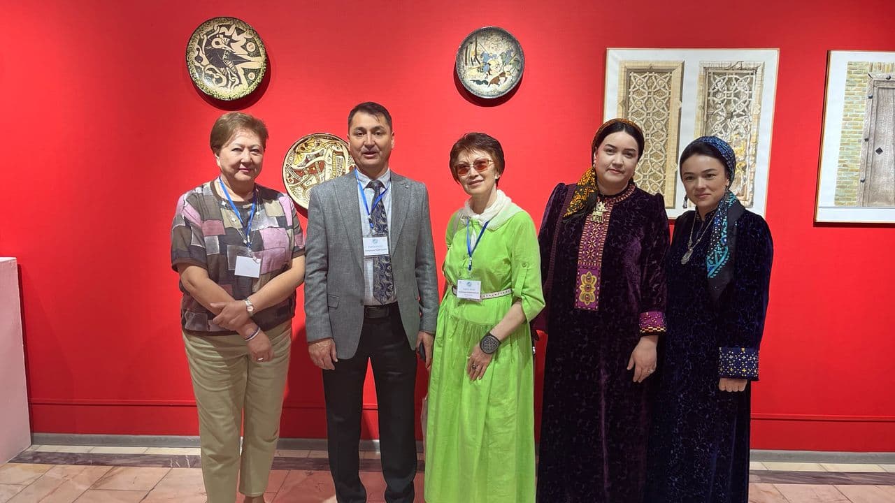 turkmen-delegation-takes-part-international-exhibition-women-artists-turkic-world-tashkent