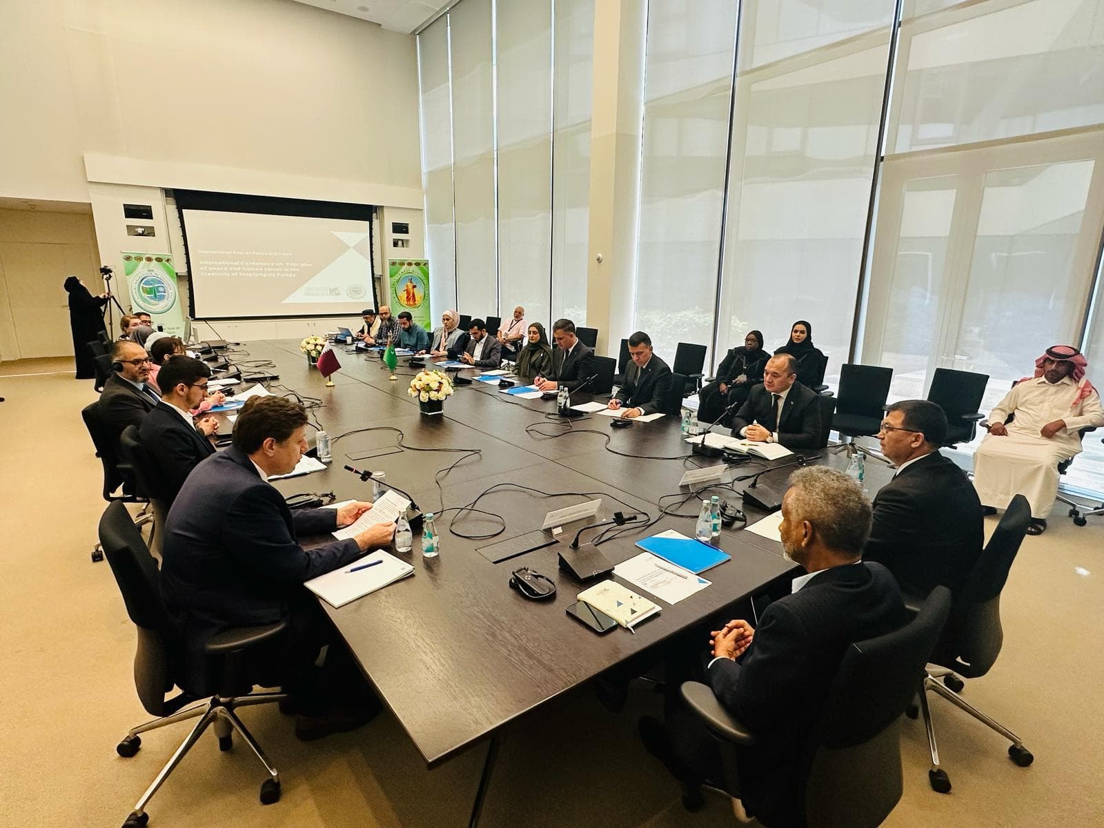 v-dohe-sostoyalas-mezhdunarodnaya-nauchnaya-konferenciya-principy-mira-i-doveriya-v-tvorchestve-mahtumkuli-fragi