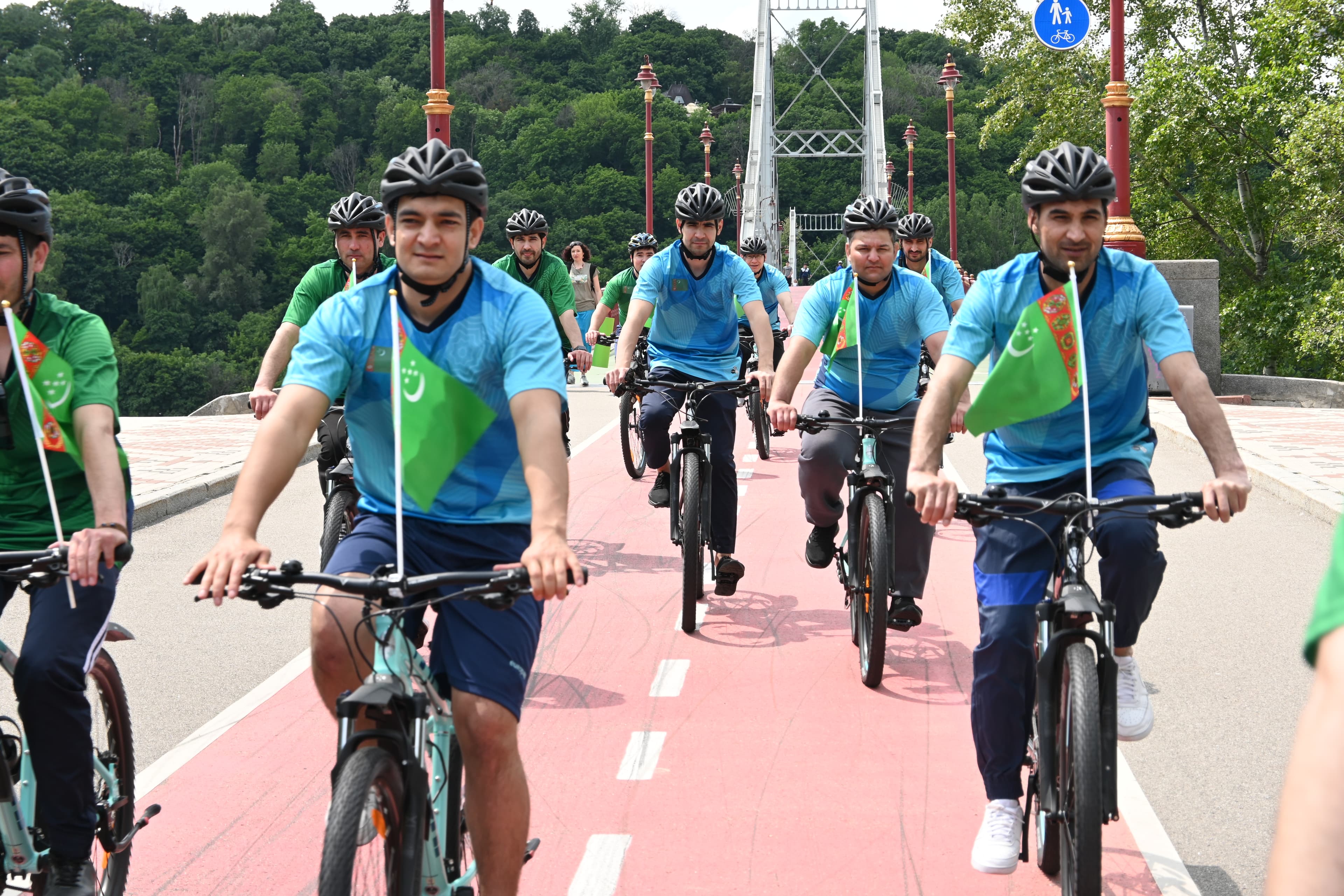 kiyewdaki-turkmen-yaslary-butindunya-welosiped-guni-mynasybetli-welosiped-yorisine-gatnasdylar