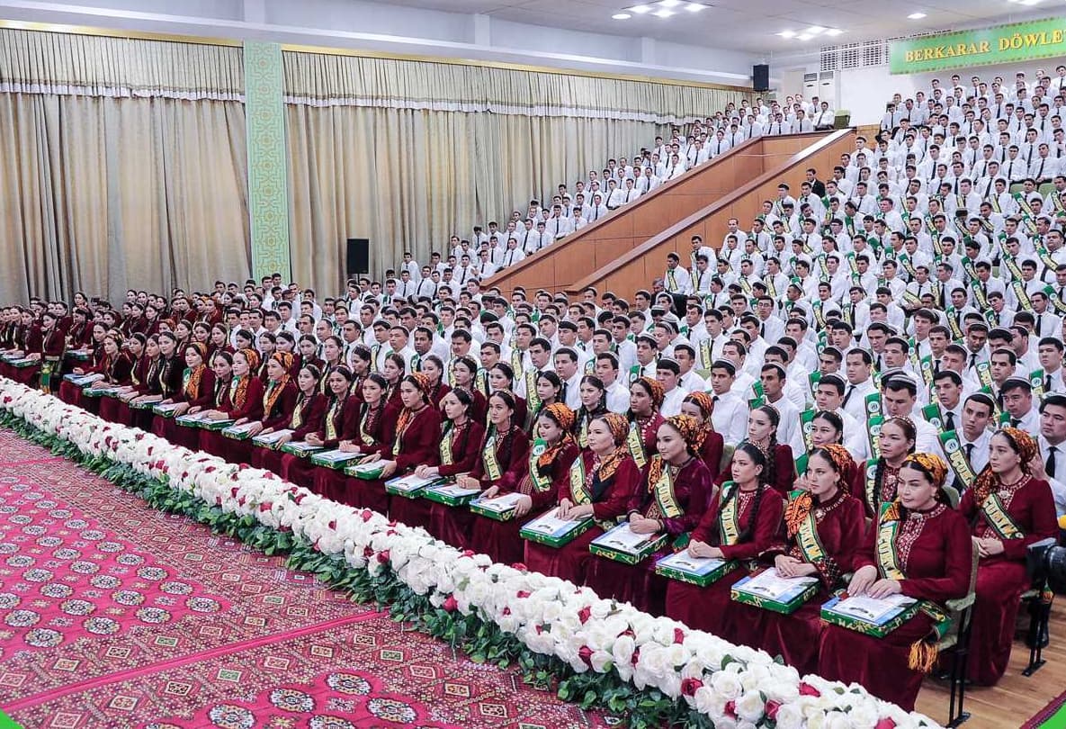 v-turkmenskom-selskohozyajstvennom-universitete-proshla-torzhestvennaya-ceremoniya-vrucheniya-diplomov-vypusknikam
