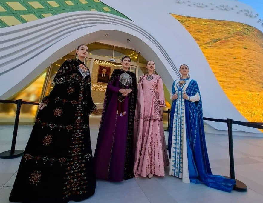 ekspo-2025-butindunya-sergisinde-turkmenin-haly-sungatyny-we-milli-lybaslary-tanysdyryldy