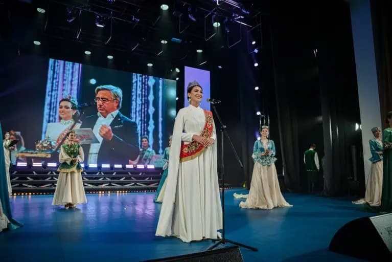 turkmenistanly-gatnasyjy-tatar-gyzy-2025-gozellik-baslesiginde-yeniji-boldy