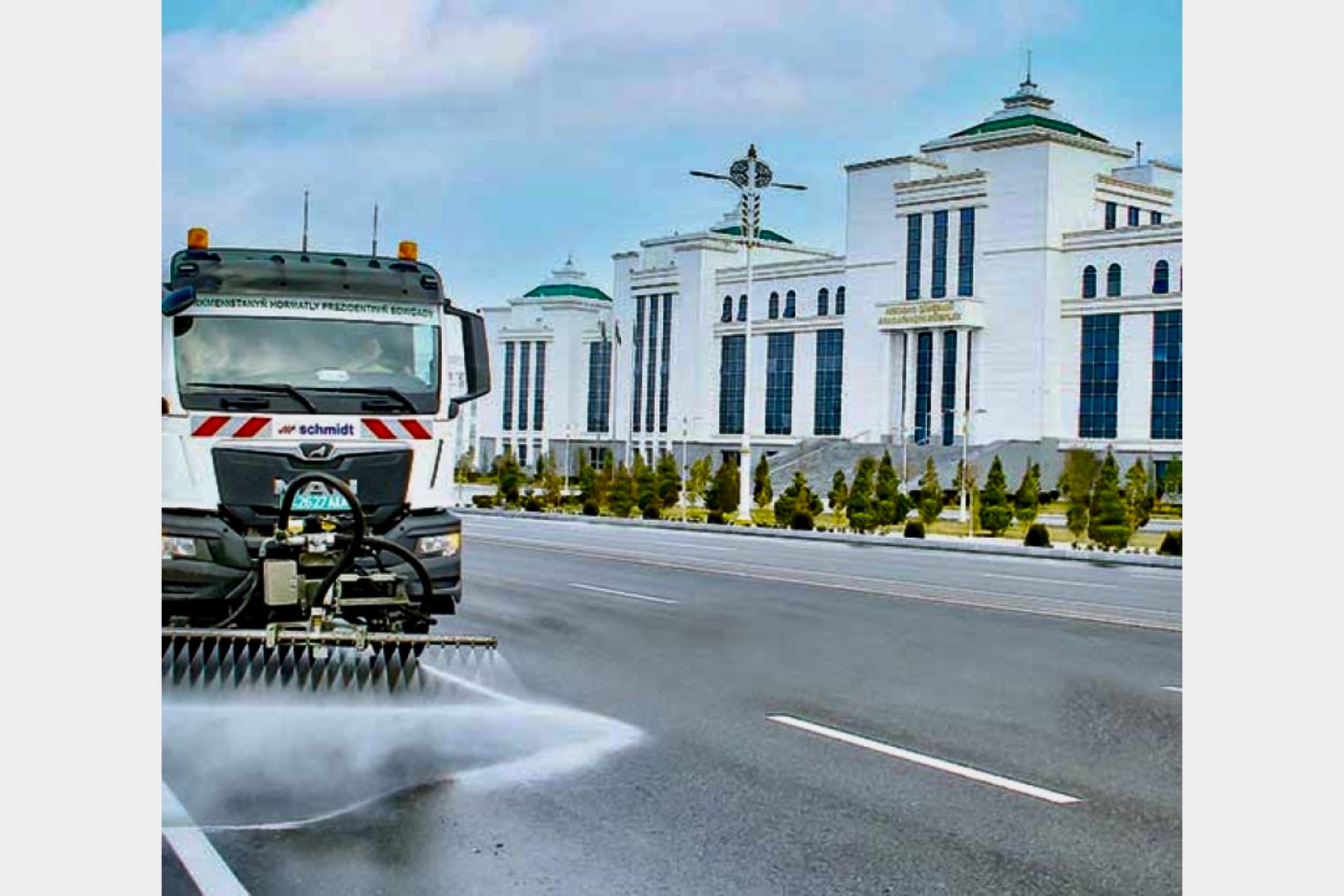 gorod-arkadag-osnashchayut-novoj-tehnikoj-dlya-podderzhaniya-chistoty-ekologii