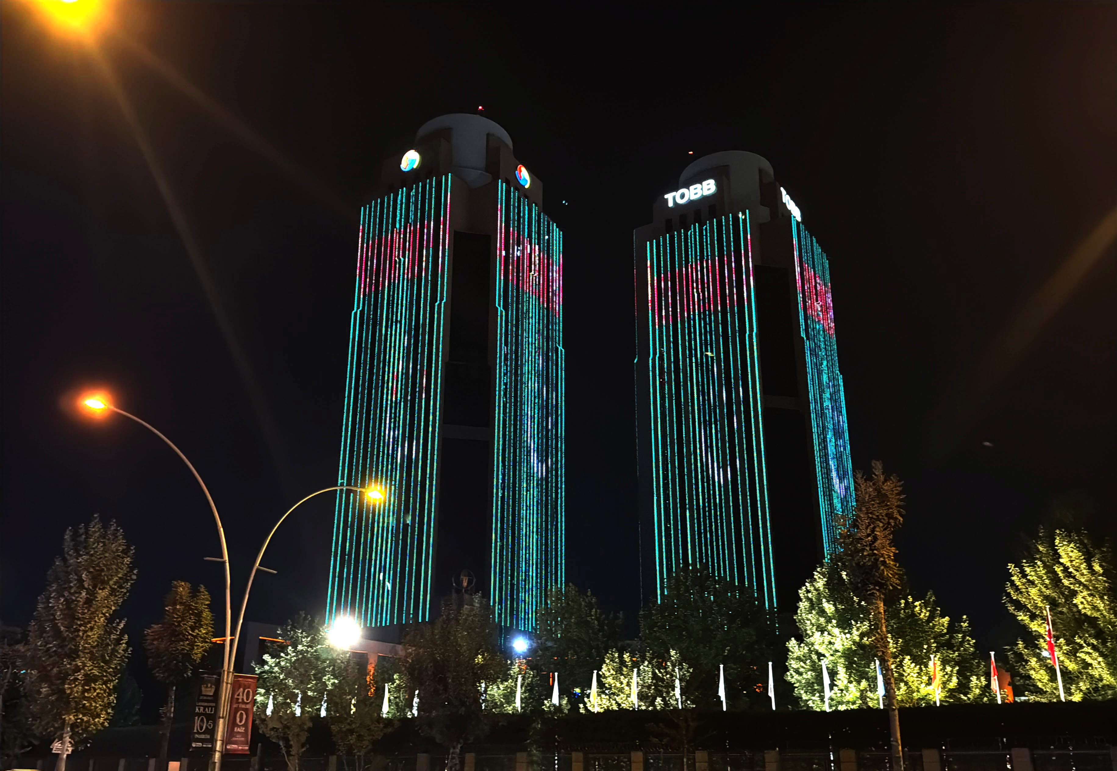 ankaranyn-beyik-binalary-turkmenistanyn-garassyzlyk-bayramy-mynasybetli-turkmen-baydagynyn-renkine-bezeldi