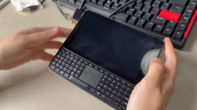 omnione-karmannyj-mini-pk-s-windows-11-vesit-300-grammov-i-imeet-polnocennuyu-klaviaturu