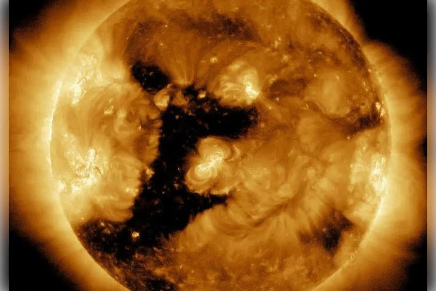 solnce-koronalnaya-dyra-magnitnye-buri