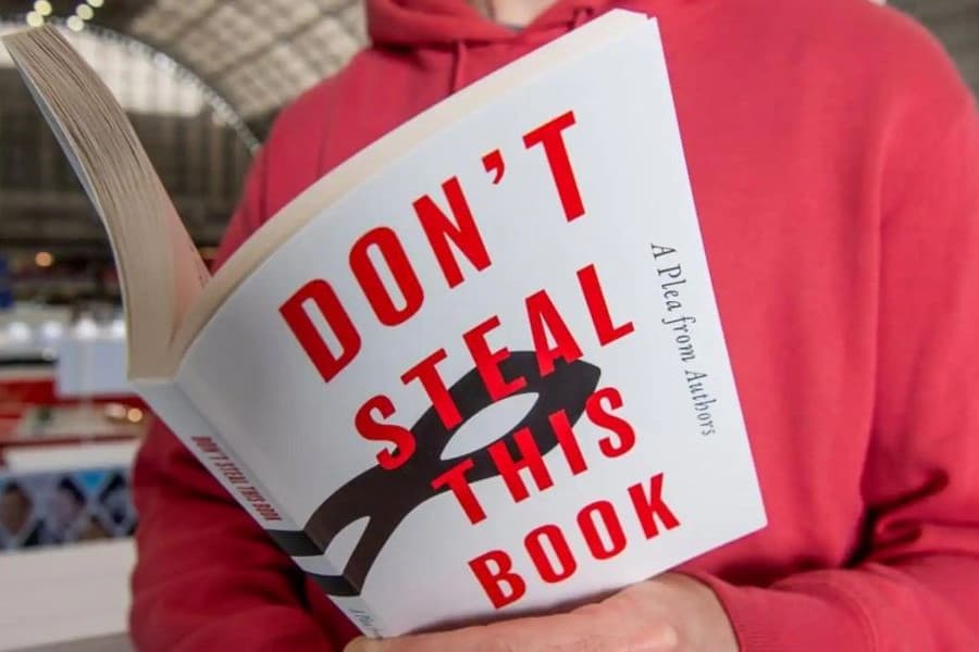 tysyachi-britanskih-avtorov-vypustili-pustuyu-knigu-v-podderzhku-avtorskogo-prava