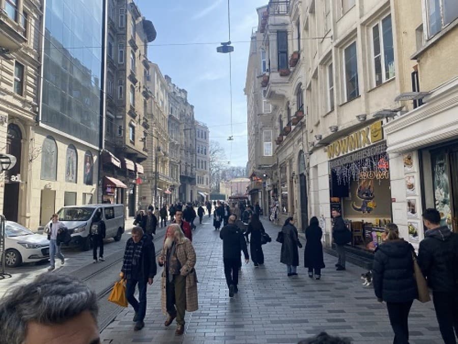 stambulskij-bumerang-vremeni-i-prostranstva-post-kak-linza-skvoz-kotoruyu-istorii-zvuchat-glubzhe-i-tonshe