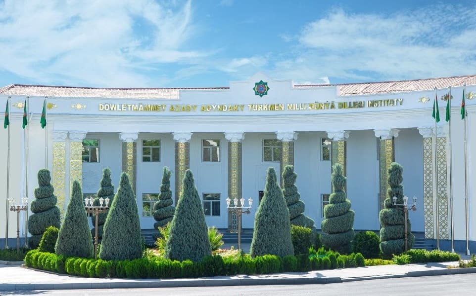 tnimya-imeni-dazadi-priglashaet-abiturientov-den-otkrytyh-dverej