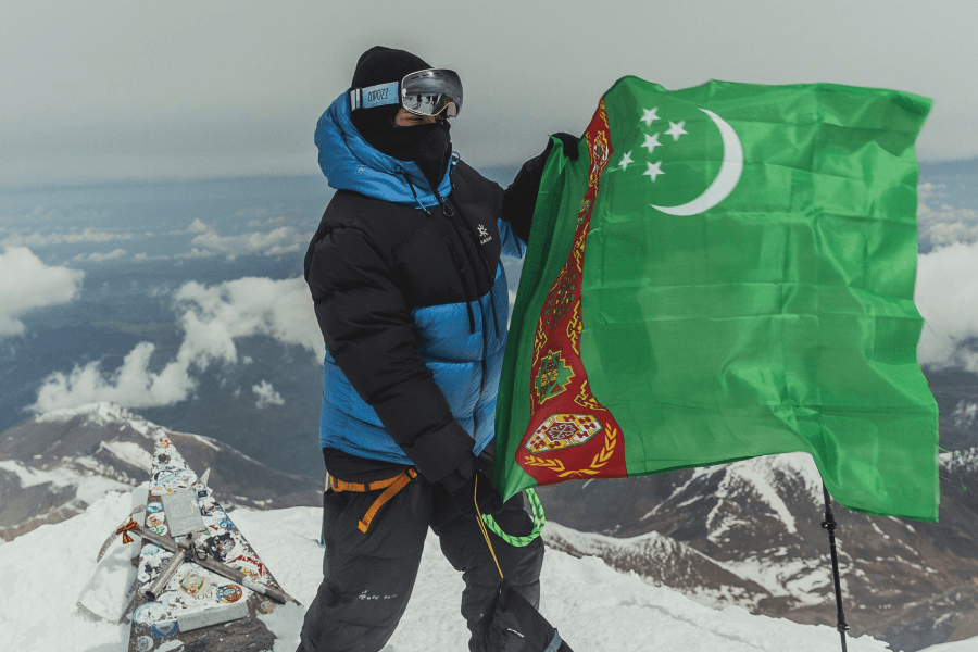 Türkmenistanyň raýaty Ýewropanyň iň beýik depesine üstünlikli çykyşyny amala aşyrdy