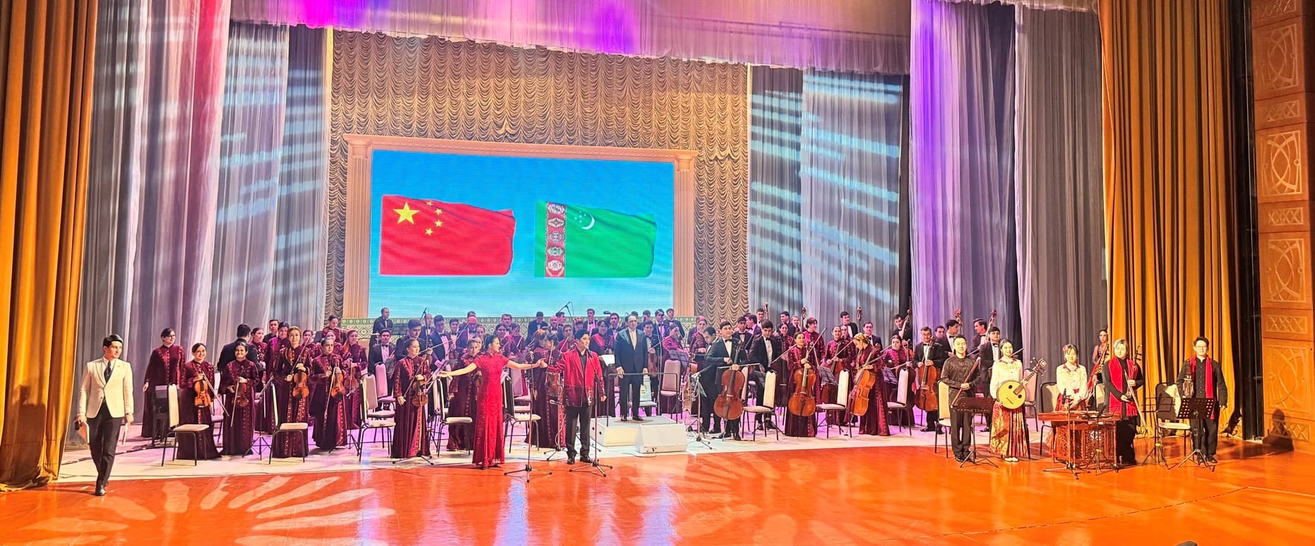 prazdnik-vesny-v-ashhabade-melodii-shyolkovogo-puti-na-scene-dvorca-mukam-v-chest-kitajskogo-novogo-goda