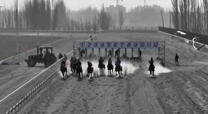 В Синьцзяне прошли зимние конные скачки с участием более 200 наездников