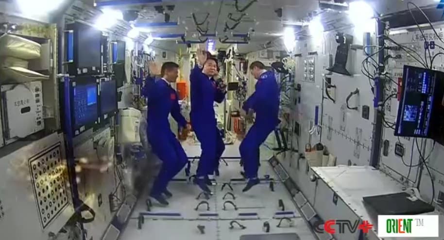 Экипаж Шэньчжоу-21 представил клип о космических достижениях КНР