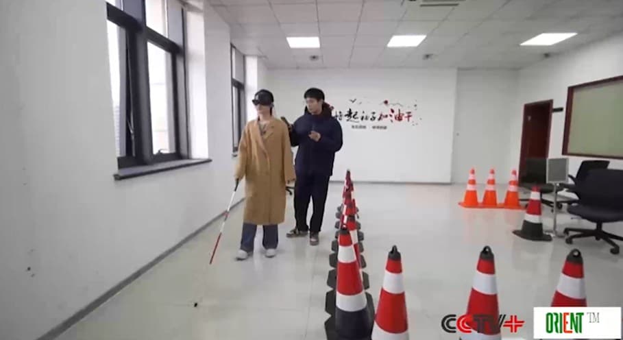 Китайские исследователи создали умные очки для слабовидящих и слепых