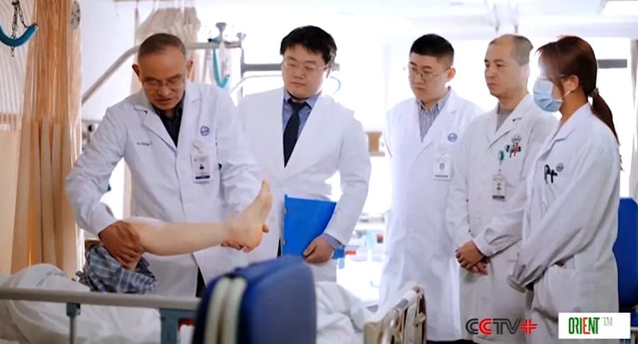 В Шанхае представили первый в мире безметаллический коленный имплантат