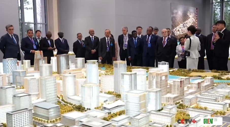 Иностранные дипломаты посещают Сюнъань, чтобы стать свидетелями стремительного развития китайского «города будущего»