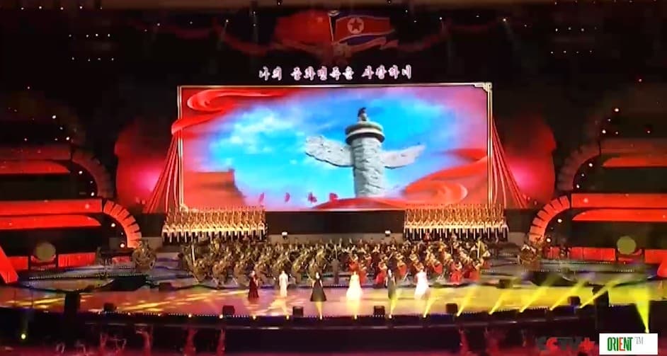 Xi, his wife Peng watch artistic performance in Pyongyang