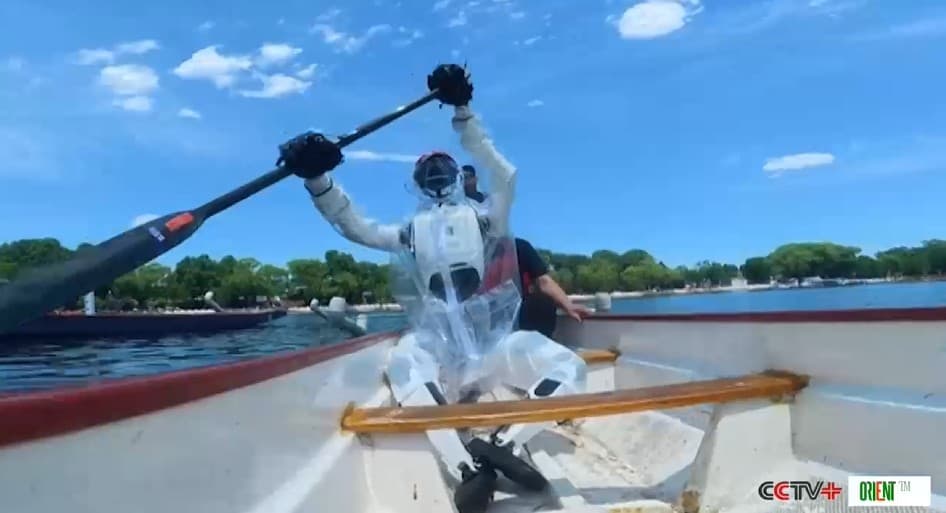 Gaýyklar, kürekler we mehaniki eller: adam şekilli robotlar Aždarha gaýyklary baýramynda kürek çekmegi we szunszy taýýarlamagy öwrendiler