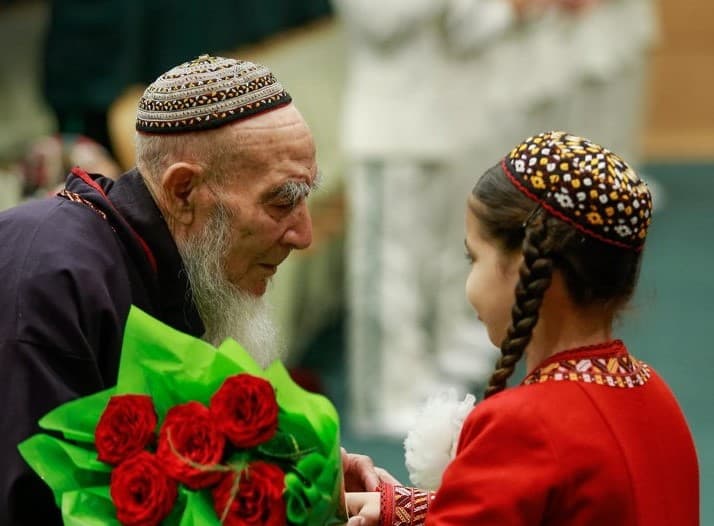 prezident-turkmenistana-podpisal-ukaz-o-vruchenii-denezhnyh-i-cennyh-podarkov-veteranam-vojny