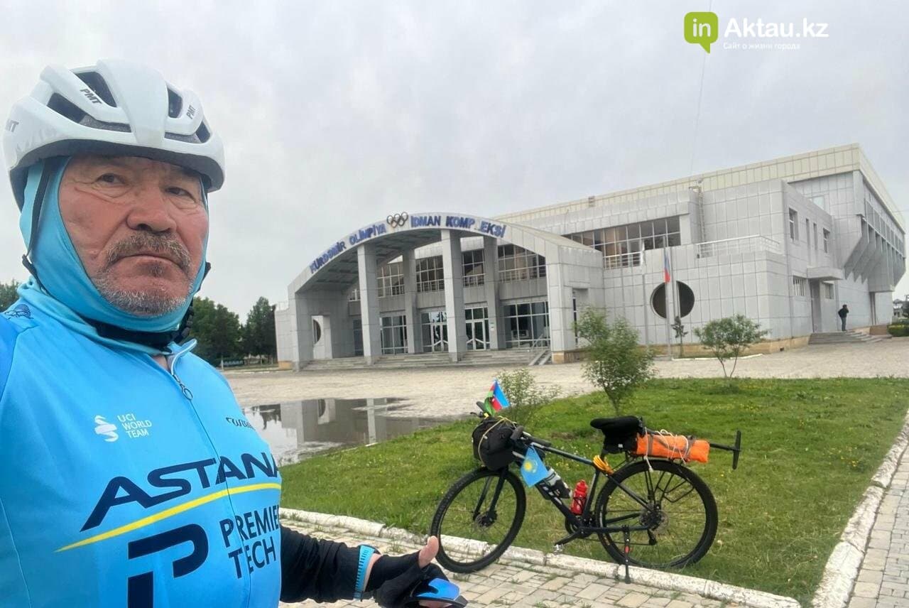 64-летний казахстанский пенсионер отправился в Париж на велосипеде